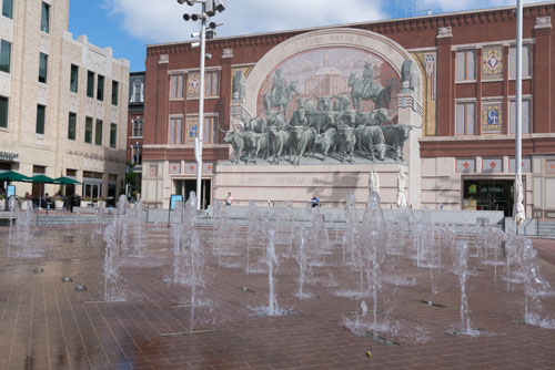 Image of fountains and mural of longhorns in Fort Worth Sundance Square